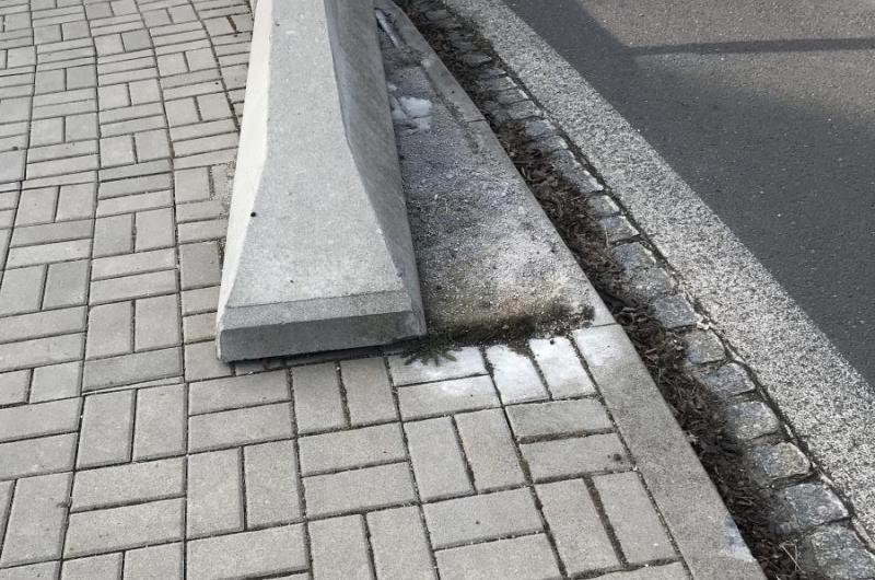 Posunutá betonová zabrána 