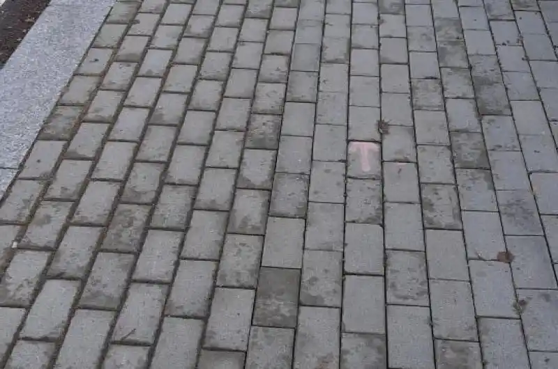 nerovnost dlažby