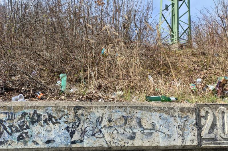 Detail zídky na chodníku