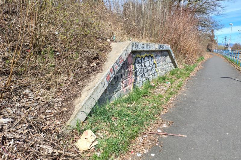 Chodník - Realistic podél trati k Počernické ulici, Kauflandu