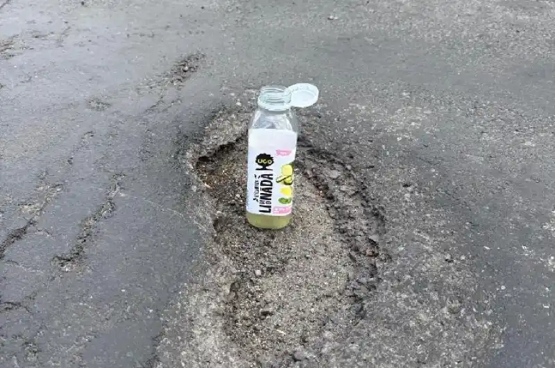 Díra v silnici u Baumaxu, kam fakt nechcete najet...proč není alespoň označená? Stejně jako jiné díry na této silnici...Budete řidičům platit opravy kol?