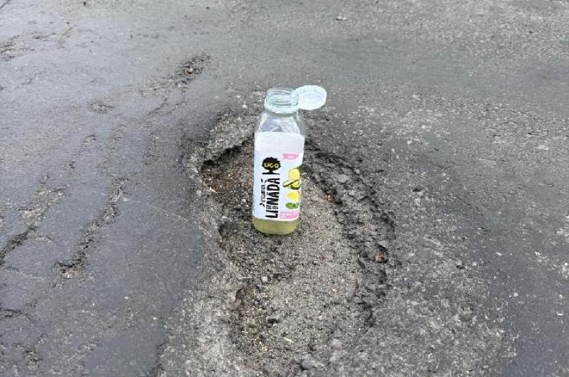 Díra v silnici u Baumaxu, kam fakt nechcete najet...proč není alespoň označená? Stejně jako jiné díry na této silnici...Budete řidičům platit opravy kol?
