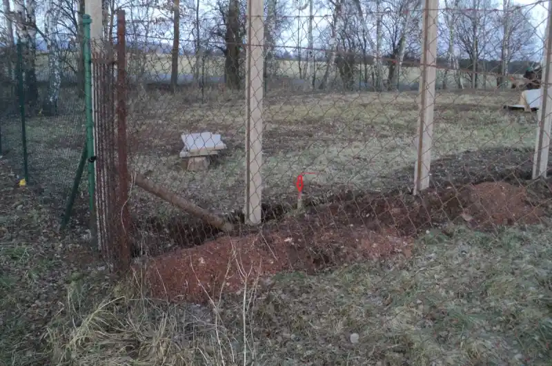 Vyznačení hranice kolíkem geodeta