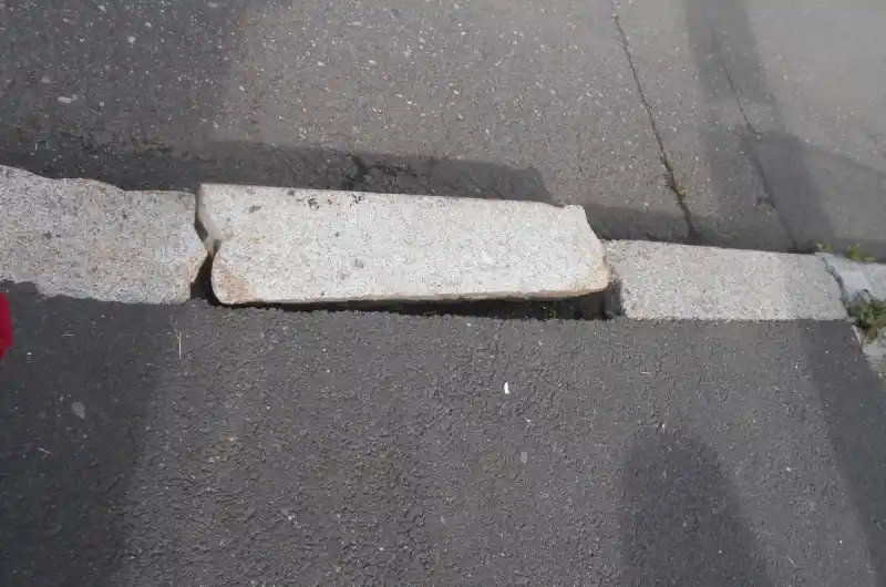 uvolněný obrubník v Doubí