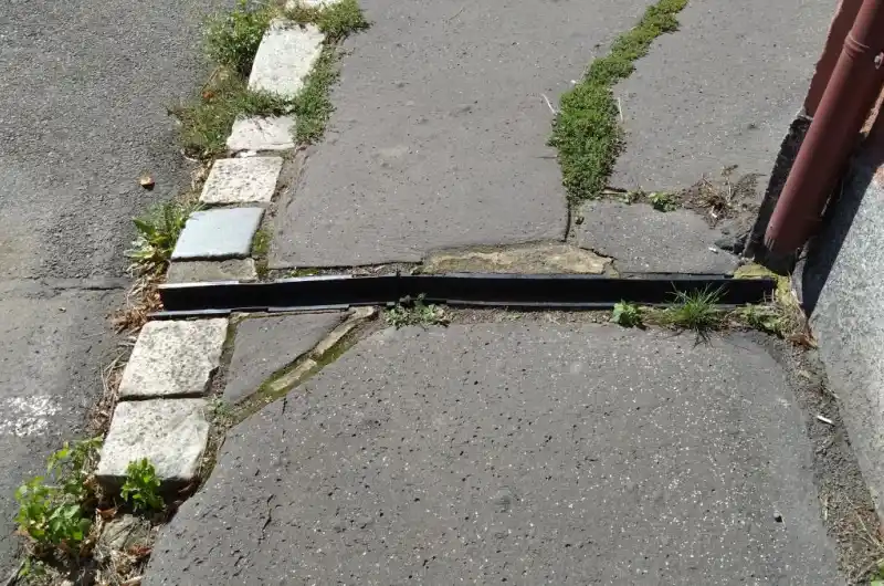 Chybějící mřížka, ul. Javorová