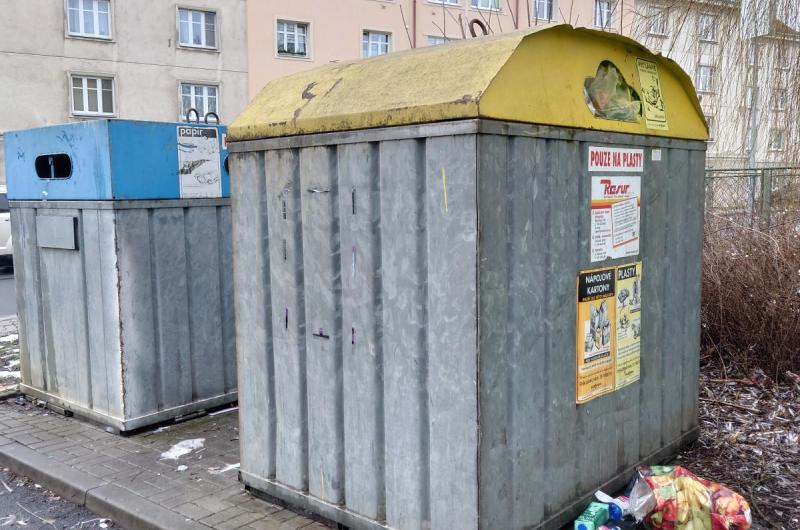 přetékající žlutý kontejner 