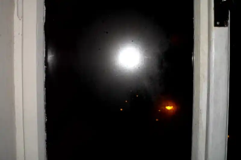 Foceno z okna bytu - velmi silné bílé LED světlo z vrcholu Thermalu, škodlivý světelný smog, prosvítí i žaluzie,, nemůžeme spát.