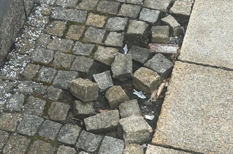 Situace před kavárnou Starbucks detail