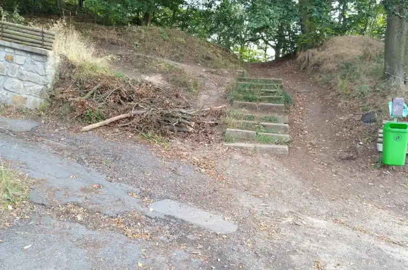 hromada věrví  ve Hřbitovní ulici
