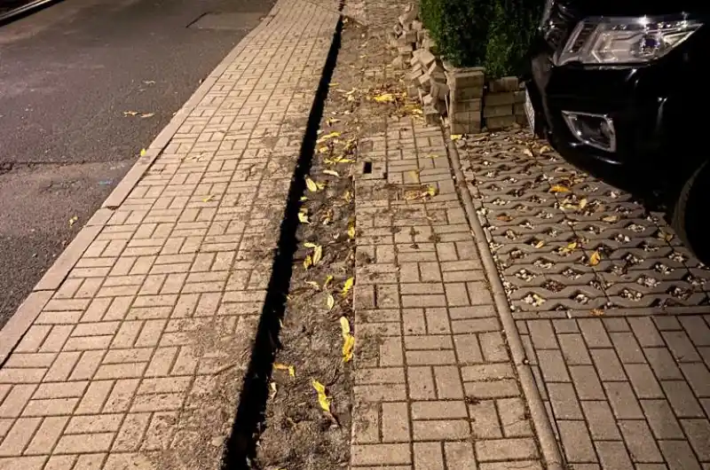 Neoznaceny vykop pred vjezdy na pozemky