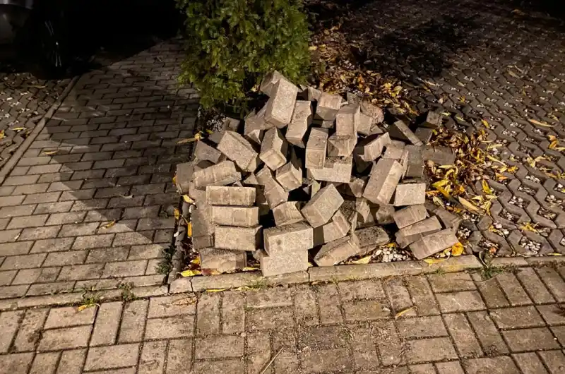 Kostky složené na soukromem pozemku