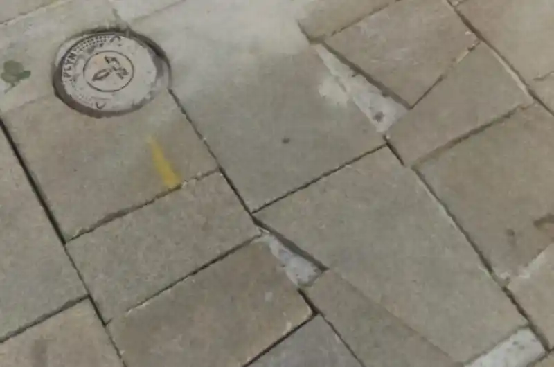 Dlažba 2-chybějící materiá nahrazuje písek