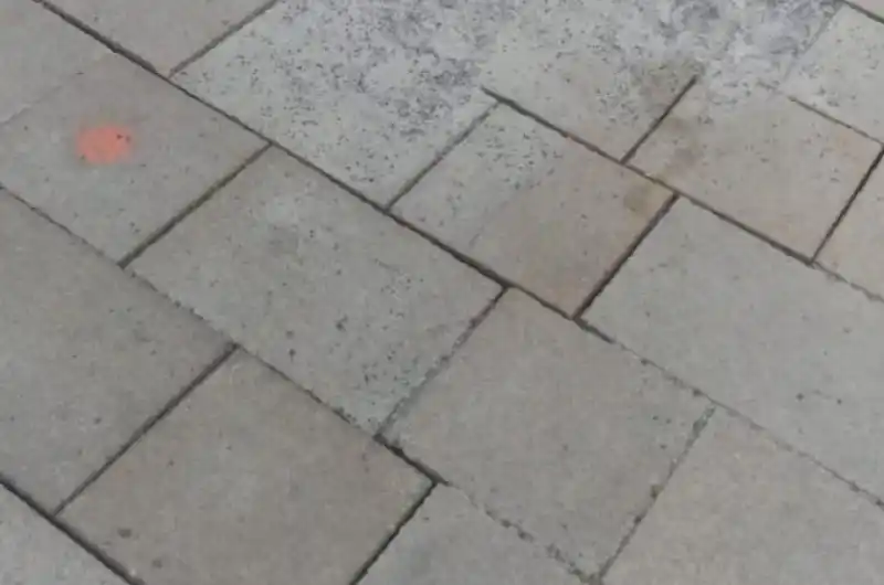 Dlažba 1-chybějící materiá nahrazuje písek
