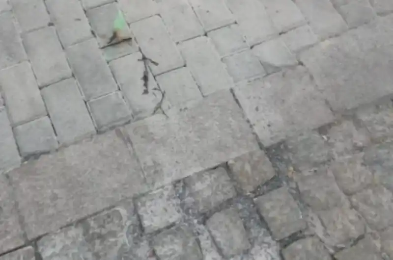 Dlažba + kostky  nejspíše chybějící materiál, velké mezery