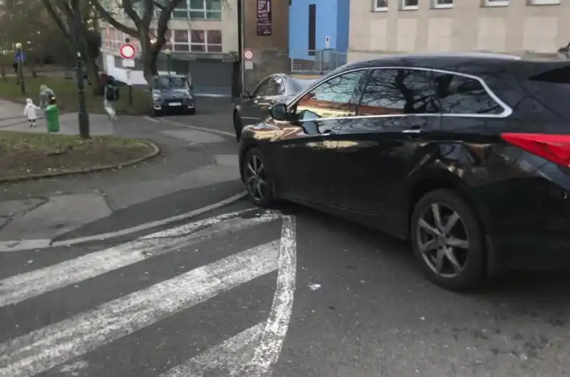 parkování na místě vjezdu a na šrafování, proč asi je na té silnici ?????