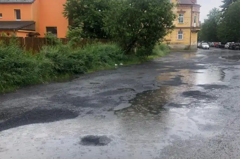 Vzdálenější pohled směrem k Vančurové ulici. Tato komunikace se využívá pro procházky