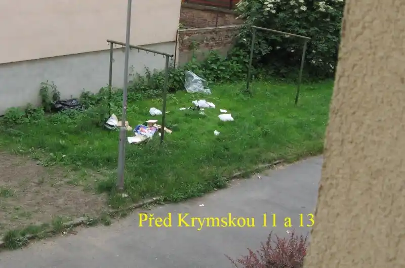 noční návštěva bezdomovce v ulici