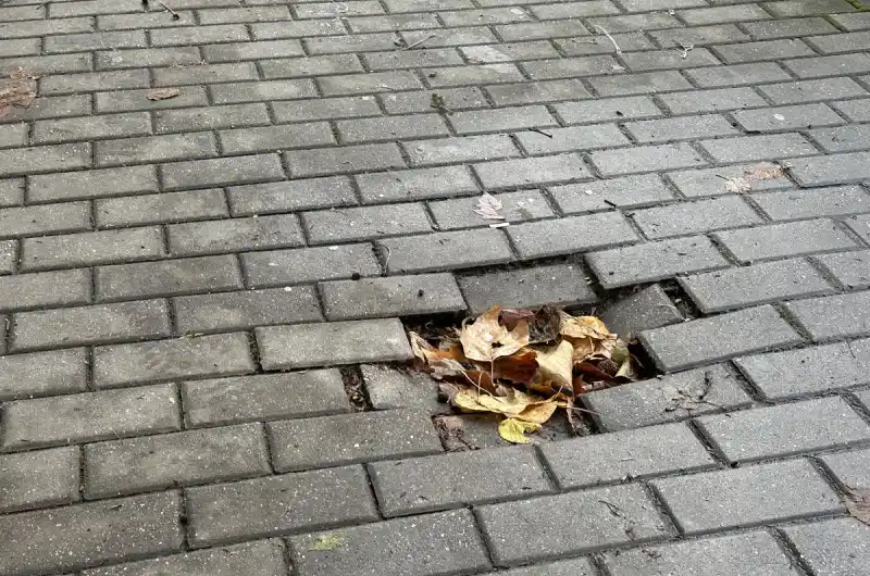 Propadlý chodník I.