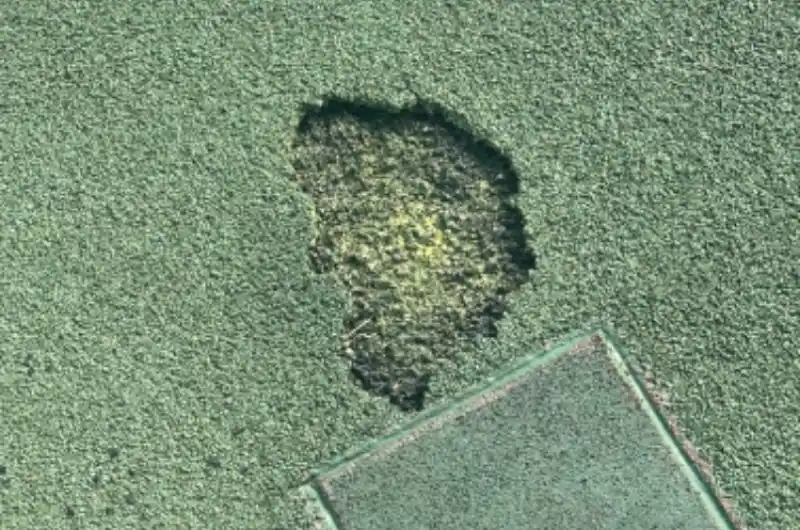 zničený povrch