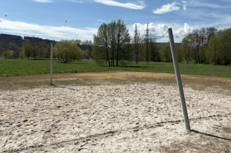 Minimum písku na hřišti a poškozený sloup pro síť