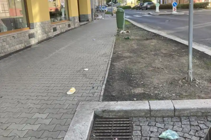 odpadky kolem