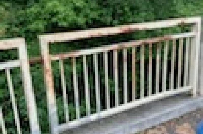 zničené zábradlí