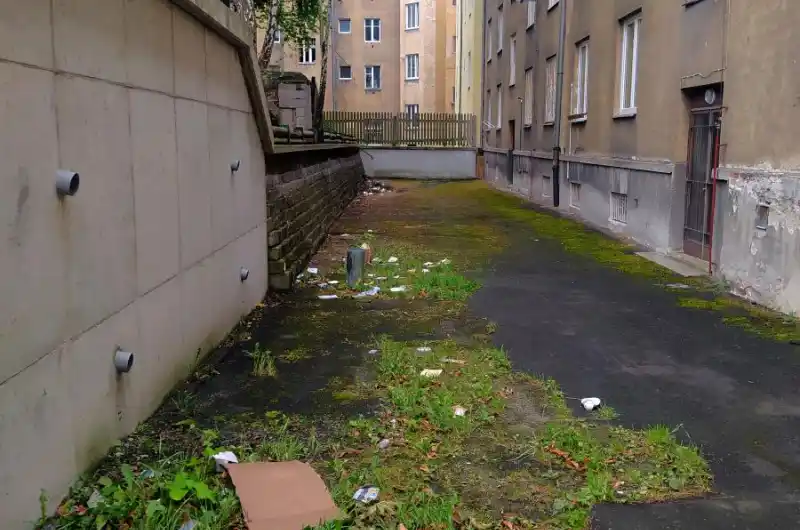 Pohled do dvora za domy Majakovského č. 23 a 25 od ulice Buchenwaldská