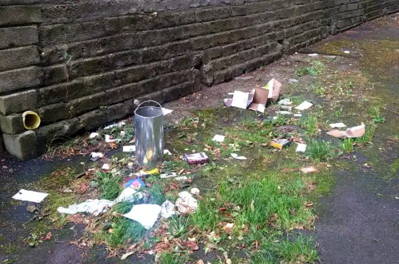 Nepořádek za domem Majakovského č. 25