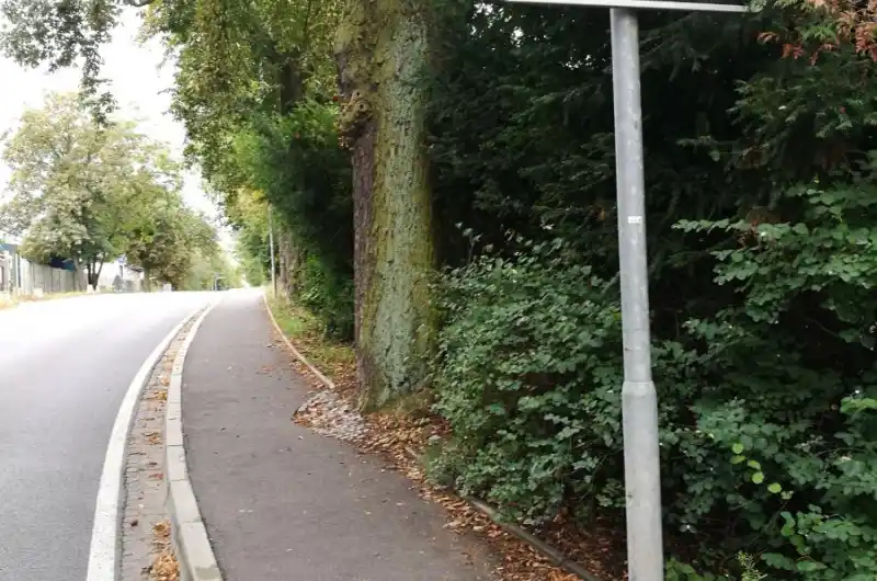 s dopravní značkou začátek obce