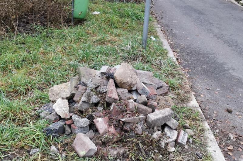 zbytky stavební suti.