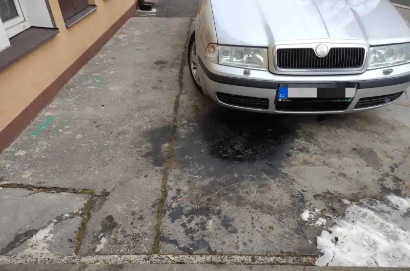 provozní kapaliny na chodníku