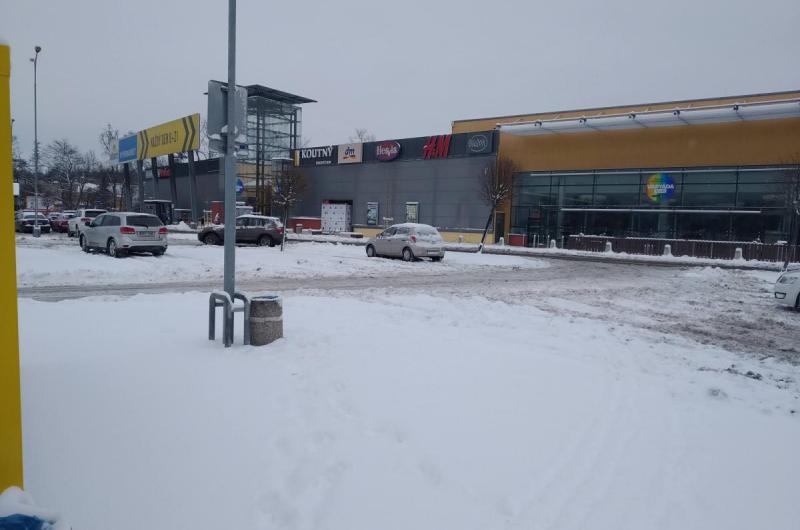 parkoviště u Varyády je pod sněhem