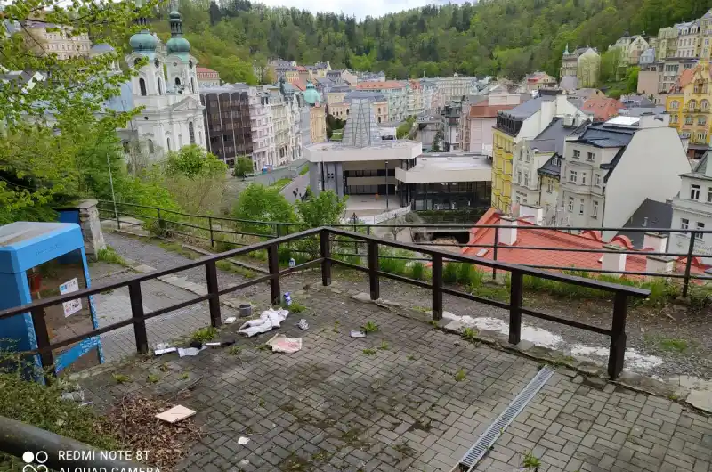 Nepořádek u stezky