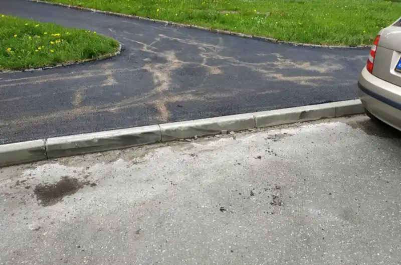 Poničené obrubníky