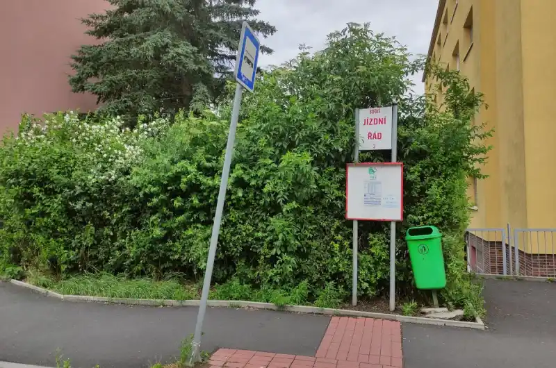 Křivá dopravní značka - zastávka Borová