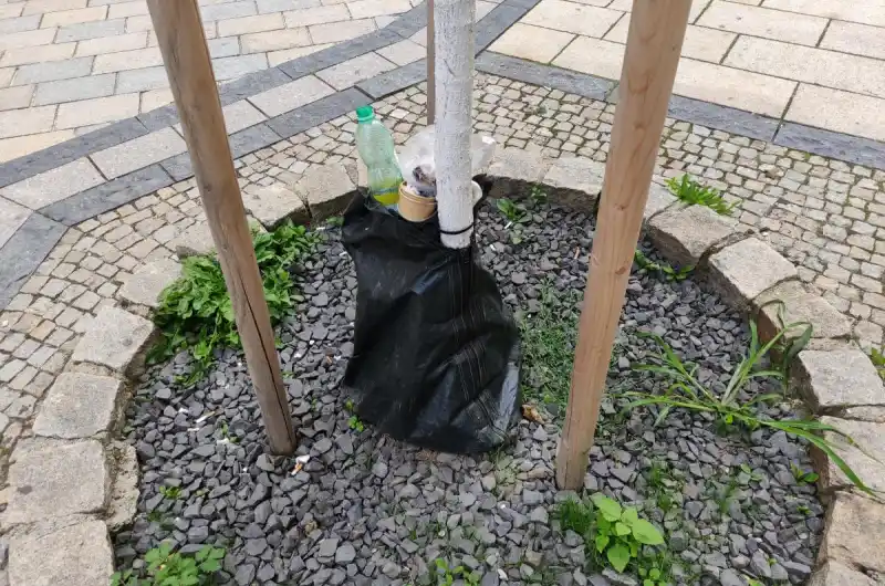 Zavlažovací vak plný odpadků
