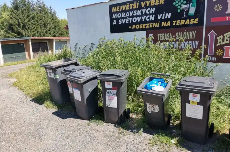 U garáží 