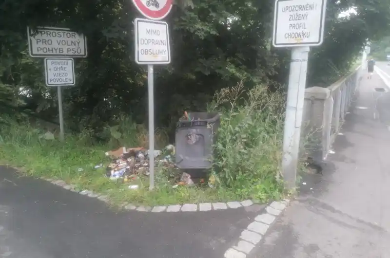 Nepořádek u Chebského mostu