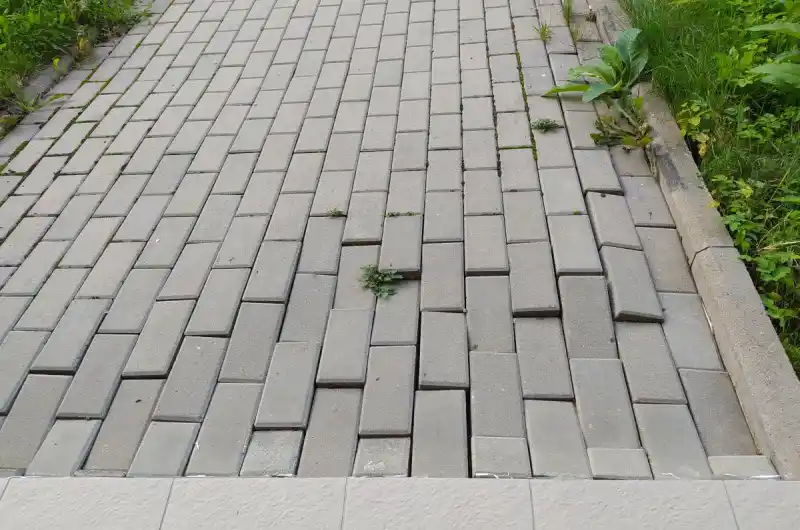 propadající se zámková dlažba