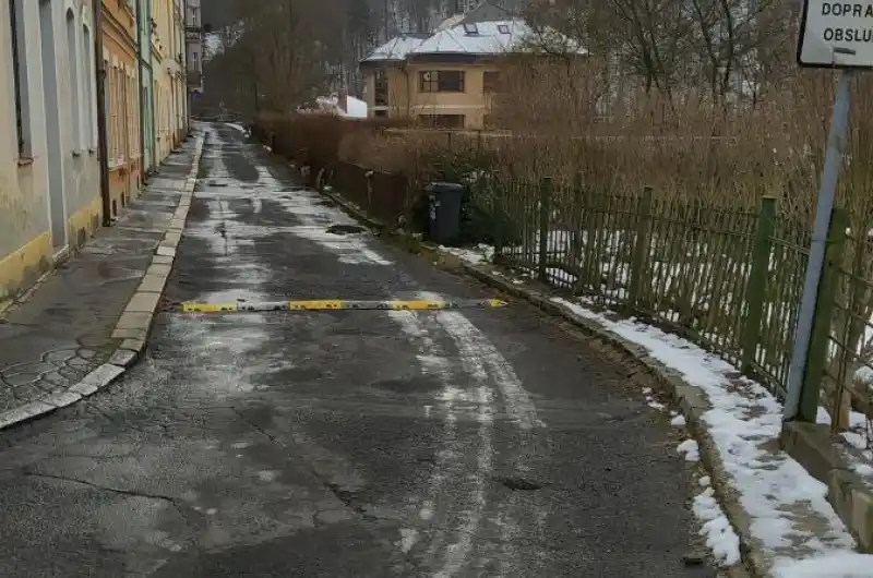 začátek ulice Nebozízek a pohled na zpomalovací prah