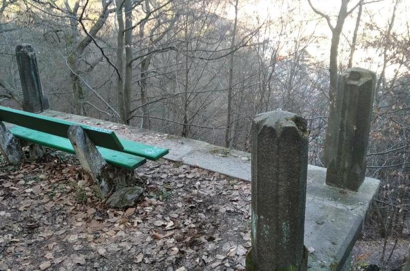 Nebezpečná lavička v lázeňských lesích pod Dianou