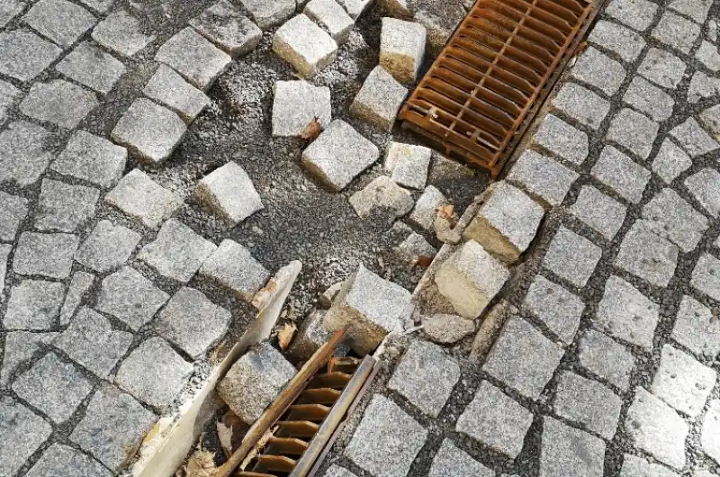 rozbity kanal plus dlazebni kostky