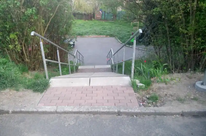 zámková dlažba u schodiště