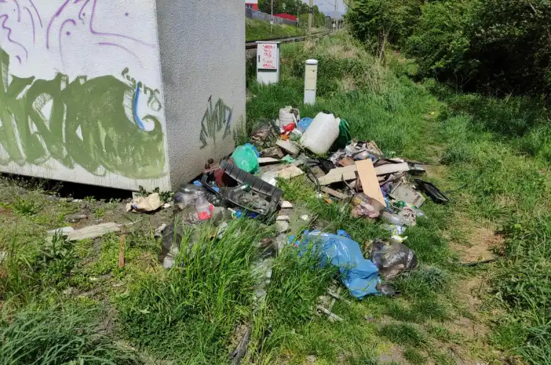 Nepořádek u přejezdu