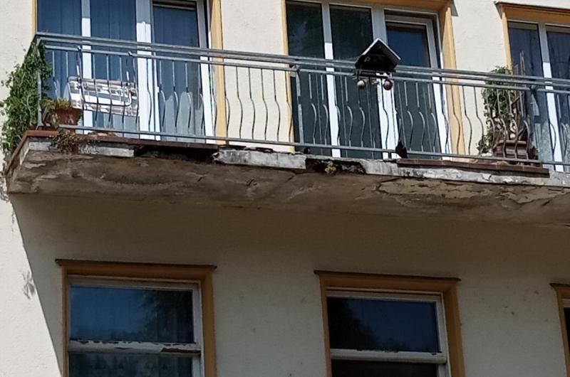 Nebezpečný balkon, detail