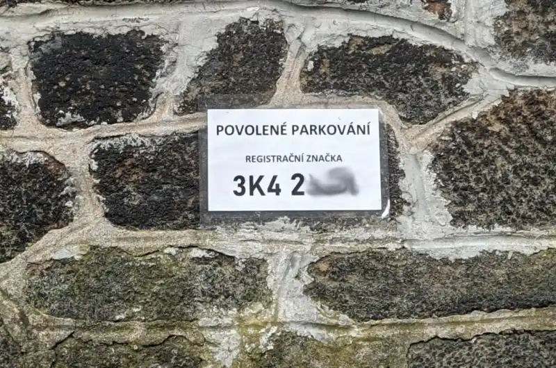 Parkování Na Vyhlídce pod bývalou školkou