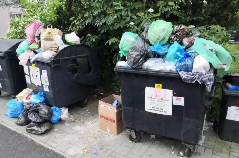 nepořádek -kontejnery Fibichova 763 a 764 č.1- stav těsně po dnešním odvozu části kontejnerů