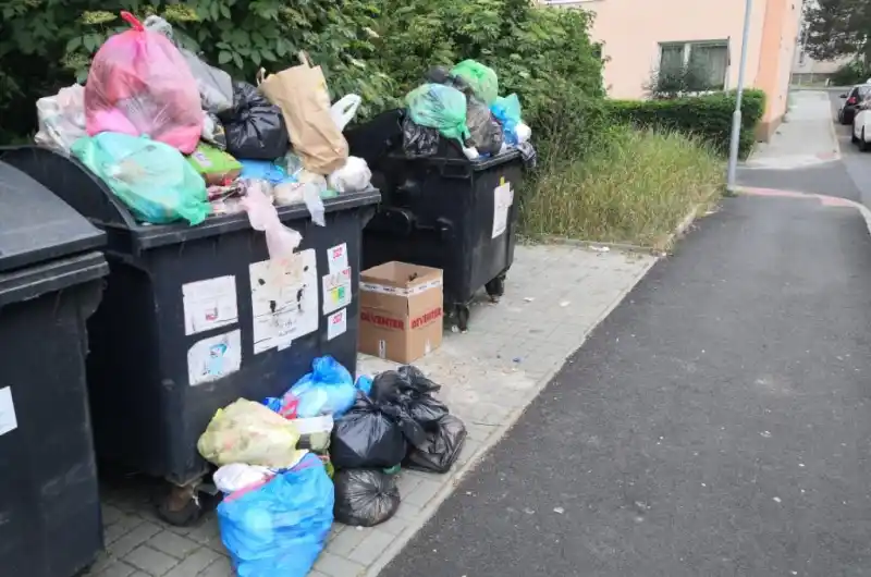 nepořádek -kontejnery Fibichova 763 a 764 č.2