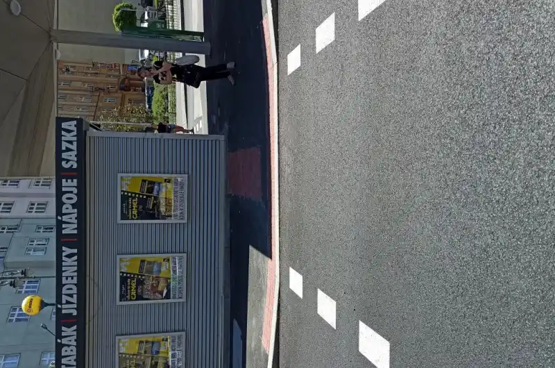 Stánek v cestě mezi přechody