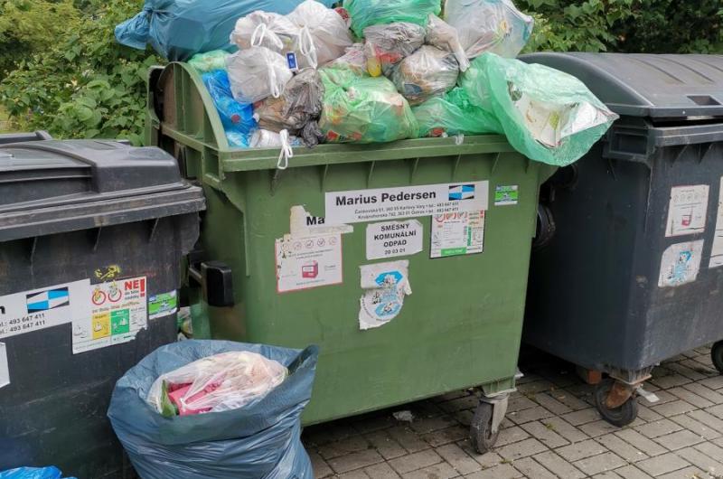Přeplněné popelnice